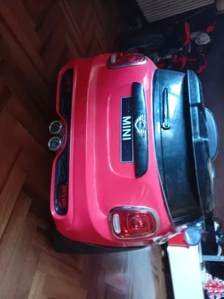 Coche de juguete rojo