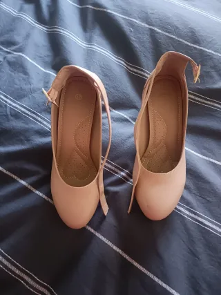 Zapatos de tacón beige talla 37