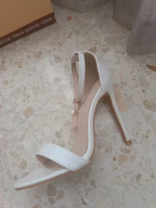 Sandalias de tacón blancas