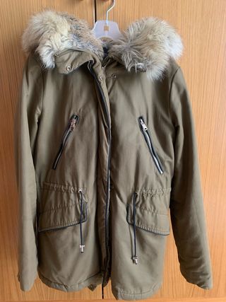Parka Zara verde militar con capucha