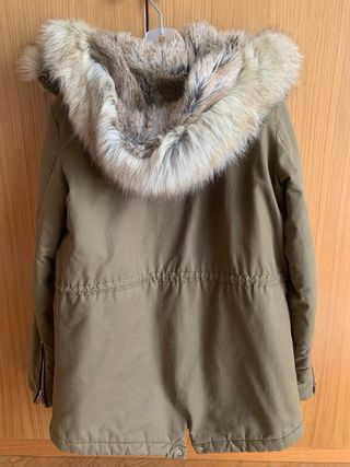 Parka Zara verde militar con capucha