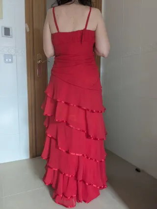 Elegante vestido de fiesta rojo con volantes