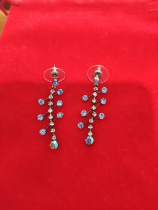 Pendientes plateados con piedras azules