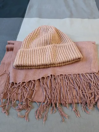 Sciarpa Pashmina e berretto H&M rosa