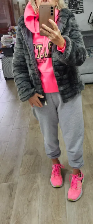 Giubbotto ecopelliccia con cappuccio