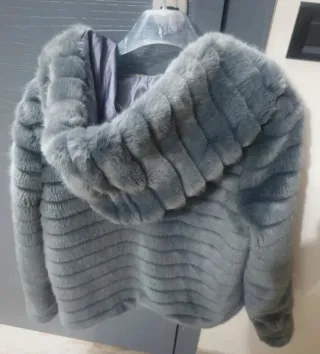 Giubbotto ecopelliccia con cappuccio