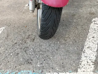 Moto roja con baúl y pantalla
