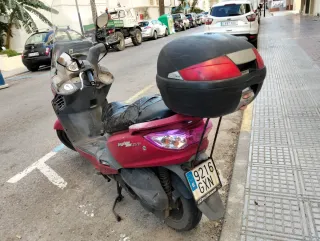 Moto roja con baúl y pantalla