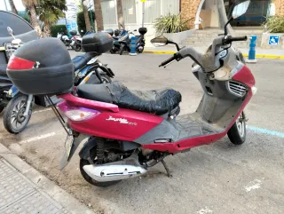 Moto roja con baúl y pantalla