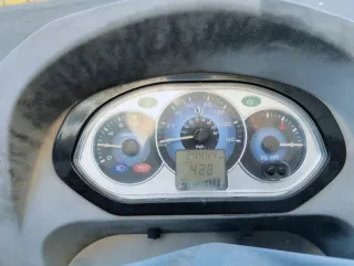 Moto roja con baúl y pantalla