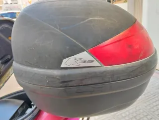 Moto roja con baúl y pantalla