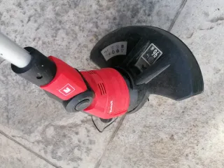 Desbrozadora Eléctrica Roja y Negra