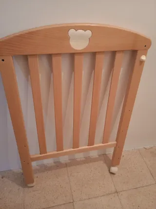 Cuna de madera y colchón