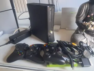 Xbox 360 S 500GB Nero + 3 Controller e 2 Giochi