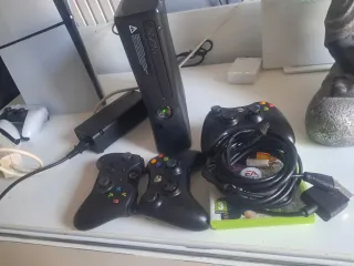 Xbox 360 S 500GB Nero + 3 Controller e 2 Giochi