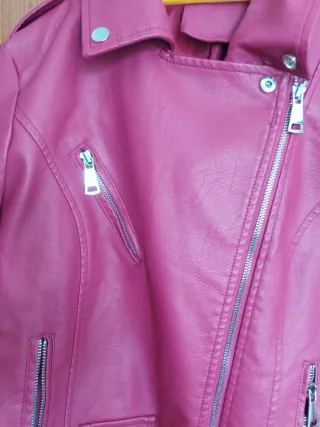 Chaqueta roja estilo motero Muy bonita