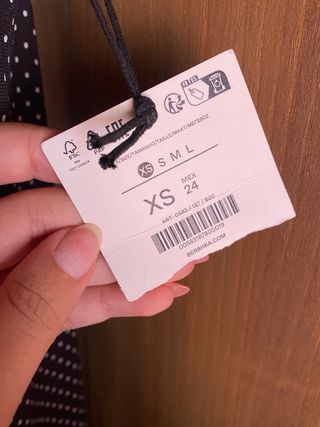Vestido Bershka lunares con etiqueta