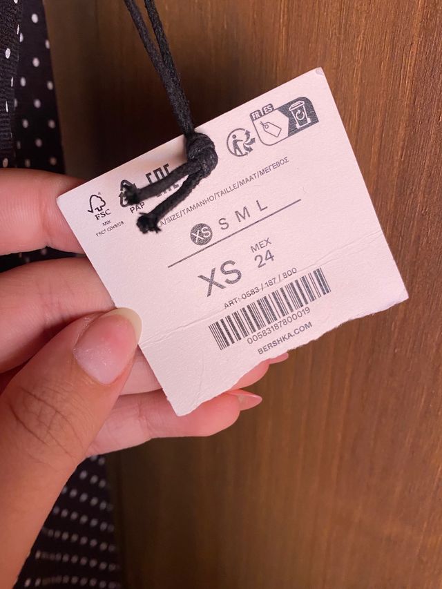 Vestido Bershka lunares con etiqueta