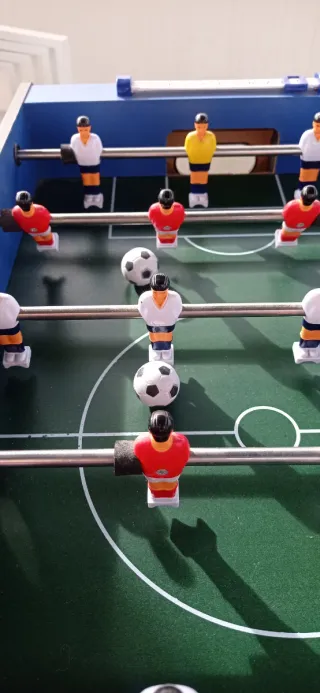 Futbolín de mesa con diseño deportivo