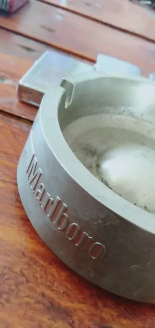 Lote 4 Zippos y Cenicero Marlboro