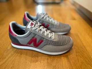 Zapatillas New Balance grises y rojas