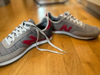 Zapatillas New Balance grises y rojas