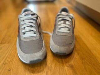 Zapatillas New Balance grises y rojas