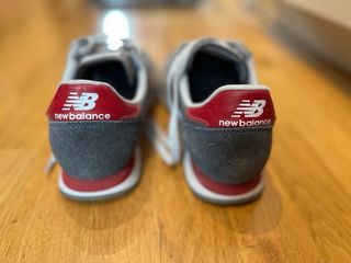 Zapatillas New Balance grises y rojas