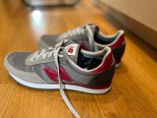 Zapatillas New Balance grises y rojas