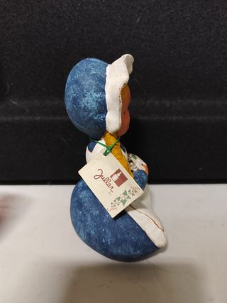 Muñeca de porcelana azul y blanca