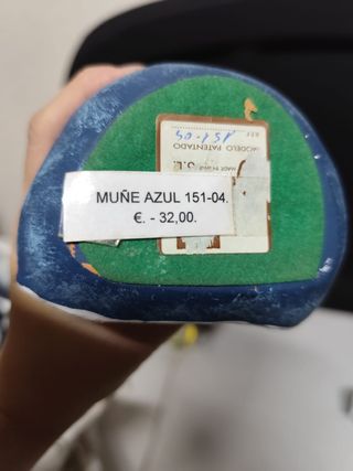 Muñeca de porcelana azul y blanca