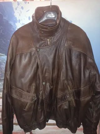 Chaqueta de cuero marrón