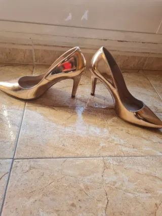 Zapatos de tacón dorados