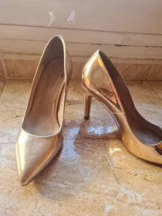 Zapatos de tacón dorados