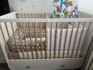 Cuna + cambiador + colchones MYLLRA IKEA