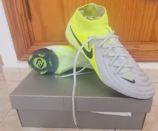 Botas de fútbol Nike grises y amarillas