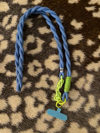 Cadena para móvil trenzada azul y verde