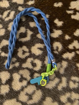 Cadena para móvil trenzada azul y verde