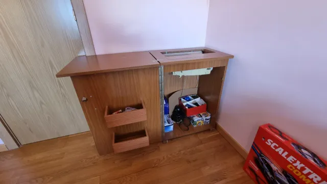 Máquina de coser Singer con mueble