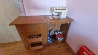 Máquina de coser Singer con mueble