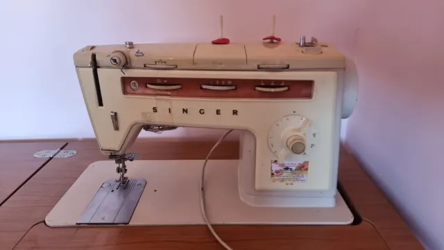 Máquina de coser Singer con mueble