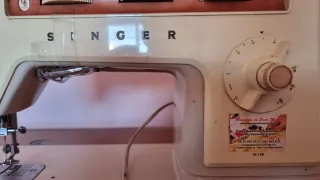 Máquina de coser Singer con mueble