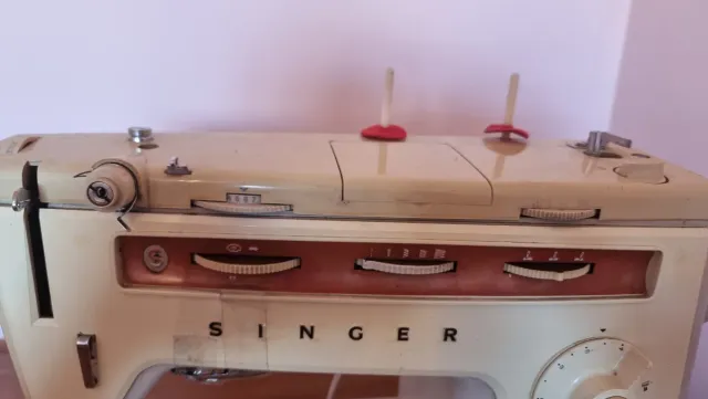 Máquina de coser Singer con mueble