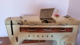 Máquina de coser Singer con mueble