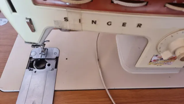 Máquina de coser Singer con mueble