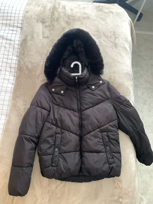 Chaqueta negra con capucha