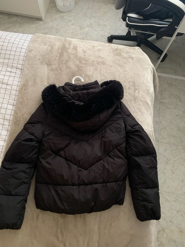 Chaqueta negra con capucha