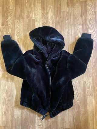 Chaqueta de pelo negra con capucha