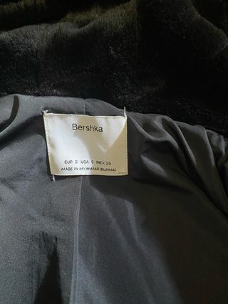 Chaqueta de pelo negra con capucha