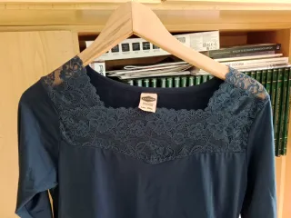 Camiseta interior azul oscuro con encaje